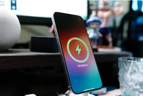 雷波苹果15换屏服务分享用什么充电器给iPhone15充电更好 